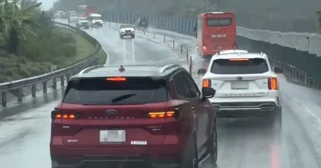 ron nguoi canh lan lan vuot au tren doan cao toc noi bai lao cai dang mo rong 3077