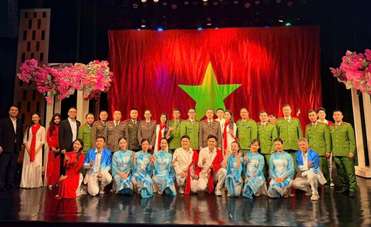 Sang Mai Hinh Tuong Nguoi Dan Duong Trong Long Can Bo Chien Si Cong An Phuong Tay Ho 20260107143754