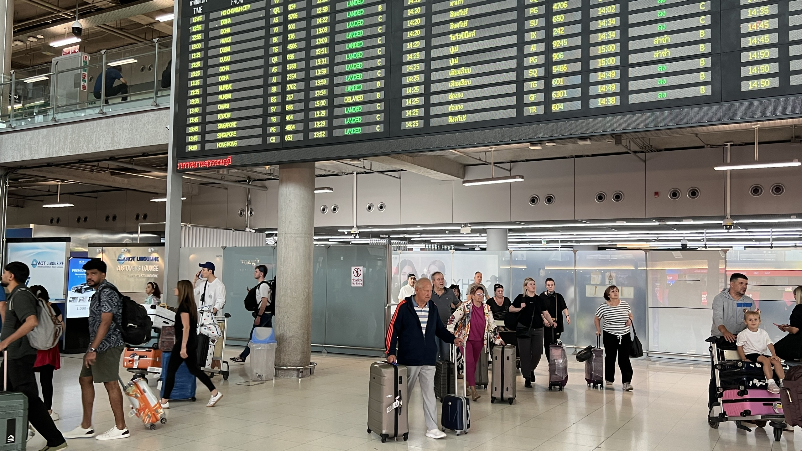 sanh don khach quoc te san bay suvarnabhumi bangkok thai lan.