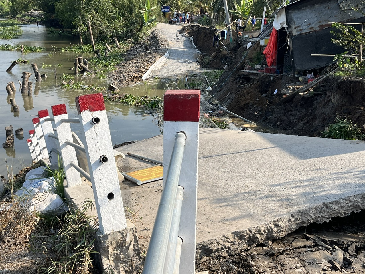 sat lo ven bo dong song phu an