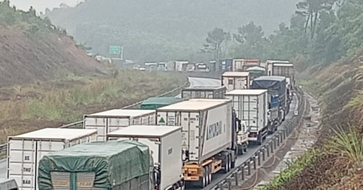 sau vu tai nan giao thong hang tram o to chon chan tren cao toc bac nam 1204