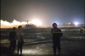 Tàu cá đang neo đậu ở Quảng Ngãi thì bị cháy trong đêm 1 screenshot 20260412 091737 gallery