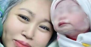 sinh con o tuoi 63 cap vo chong toc bac vo oa hanh phuc 2077