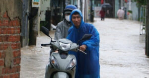 Sinh Vien Da Nang Tat Ta Om Do Chay Lu O Ron Ngap Me Suot 1173