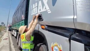 Xử phạt xe ô tô đầu kéo hơn 100 triệu đồng vì nhiều lỗi nghiêm trọng 1 snapsave app 1638196843893952 hd.mp4 snapshot 00.39.544