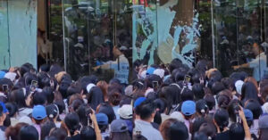 Sự kiện của diễn viên Trương Lăng Hách hỗn loạn, fan chen lấn làm vỡ cửa kính 1 su kien cua dien vien truong lang hach hon loan fan chen lan lam vo cua kinh 2576