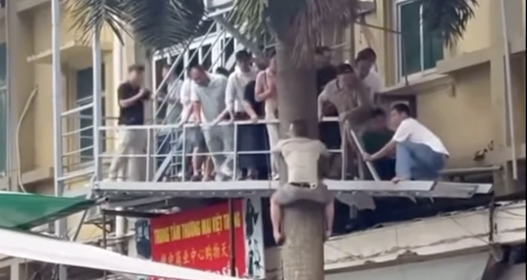 su that clip nhieu nguoi treo lan can du cay roi casino o lang son 1423