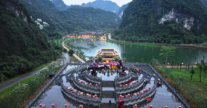 tai hien le te troi hon 1 200