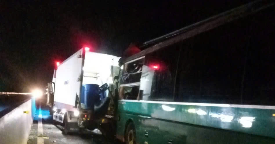 Tai Nan Lien Hoan Tren Cao Toc Van Phong Nha Trang Tai Xe Bi Mac Ket Trong Cabin 294