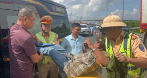 tai xe co dau hieu dot quy khi cho khach tren cao toc nhieu nguoi hoang hot 1033