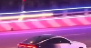 Tài xế lái ô tô phun lửa trên đại lộ Đông Tây bị phạt hơn 76 triệu đồng 2 tai xe lai o to phun lua tren dai lo dong tay bi phat hon 76 trieu dong 1872