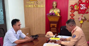 tai xe o to tai co tinh vuot den do duong sat dam hong gac chan 920