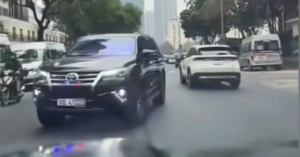 tai xe o to tu lap den uu tien roi chay tren pho ha noi 2726