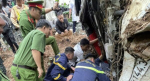 tai xe que ninh binh thoat ra khoi xe tai mat phanh lao xuong doc cun 2614