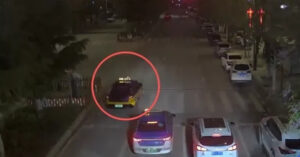 tai xe taxi vuot 5 den do trong dem lao di cuu be trai bat tinh 679