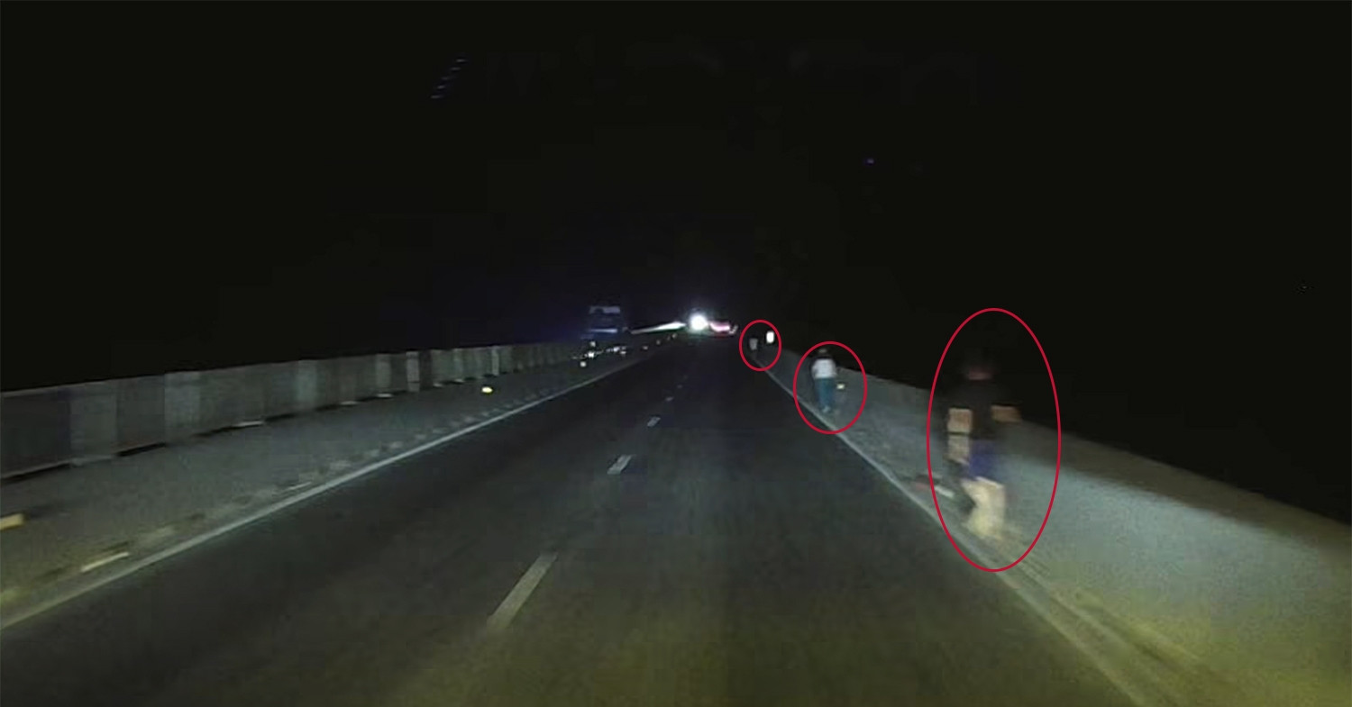 tai xe thot tim ke lai chuyen giua dem gap 3 nguoi di bo tren cao toc 933