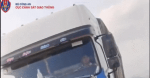 tai xe xe tai lang lach khong chap hanh hieu lenh csgt bi phat 64 trieu dong 1452