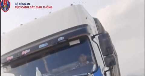 tai xe xe tai lang lach khong chap hanh hieu lenh csgt bi phat 64 trieu dong 1452