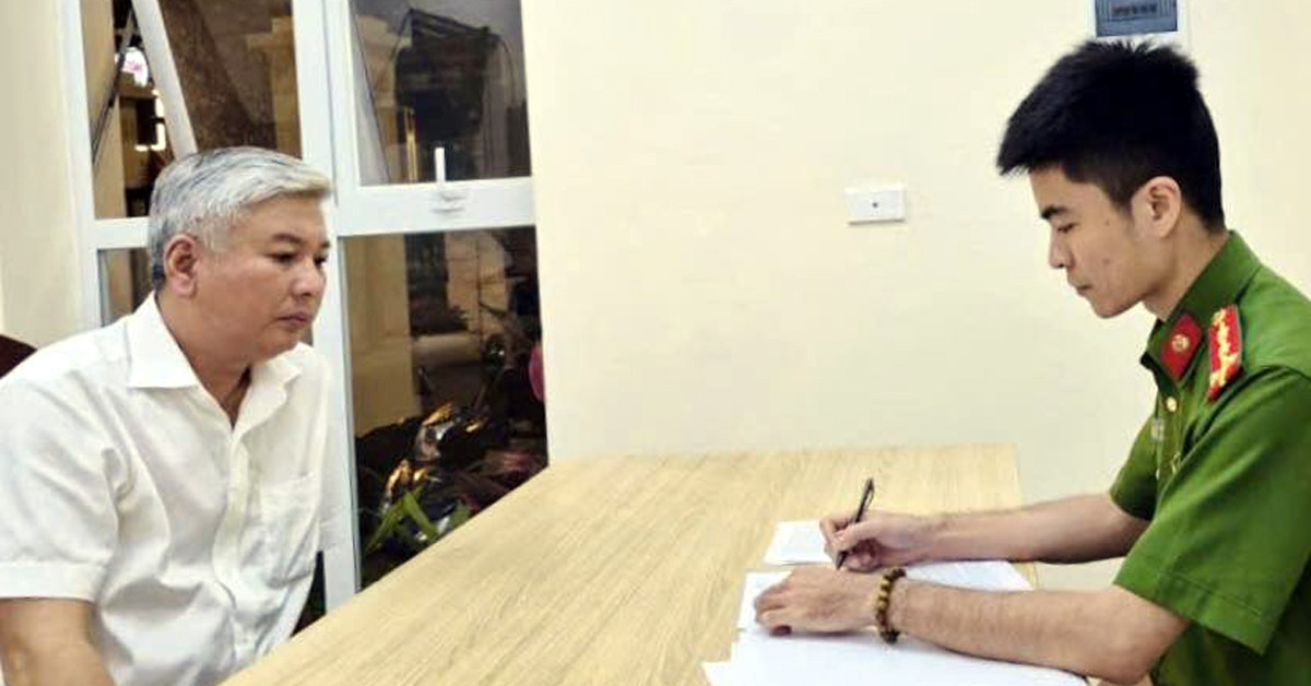 tam giu nguoi dan ong lai mercedes chan o to danh tai xe sau va cham o ha noi 2688