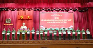 Phong trào “Ba nhất” tạo chuyển biến tích cực trong Công an Cần Thơ 1 tang giay khen cho 9 tap the va 9 ca nhan co thanh tich xuat sac trong thuc hien phong trao thi dua