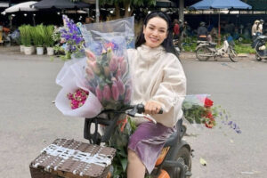 Kim Lý tình tứ hôn vợ Hồ Ngọc Hà, Phó giáo sư Tân Nhàn đi chợ quê sắm Tết 1 tannhan ava 1636