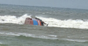 tau ca bi song danh chim o cua bien nhat le 1 nguoi tu vong 1159