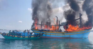 Tàu chở 21 người bốc cháy ngùn ngụt trên biển, cột khói cao hàng chục mét 1 tau cho 21 nguoi boc chay ngun ngut tren bien cot khoi cao hang chuc met 1051