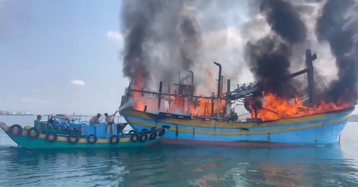 tau cho 21 nguoi boc chay ngun ngut tren bien cot khoi cao hang chuc met 1051