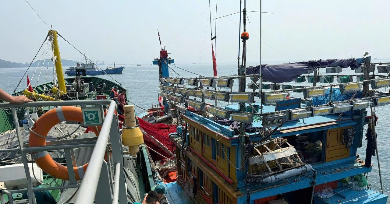 tau gap nan giua bien 12 nguoi phat tin hieu cau cuu 1655