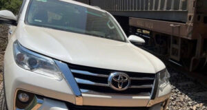 tau hang tong oto 7 cho bang qua duong sat 3 nguoi bi thuong 1387