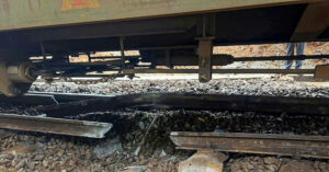 tau hang trat banh khi qua deo hai van duong sat bac nam gian doan 512