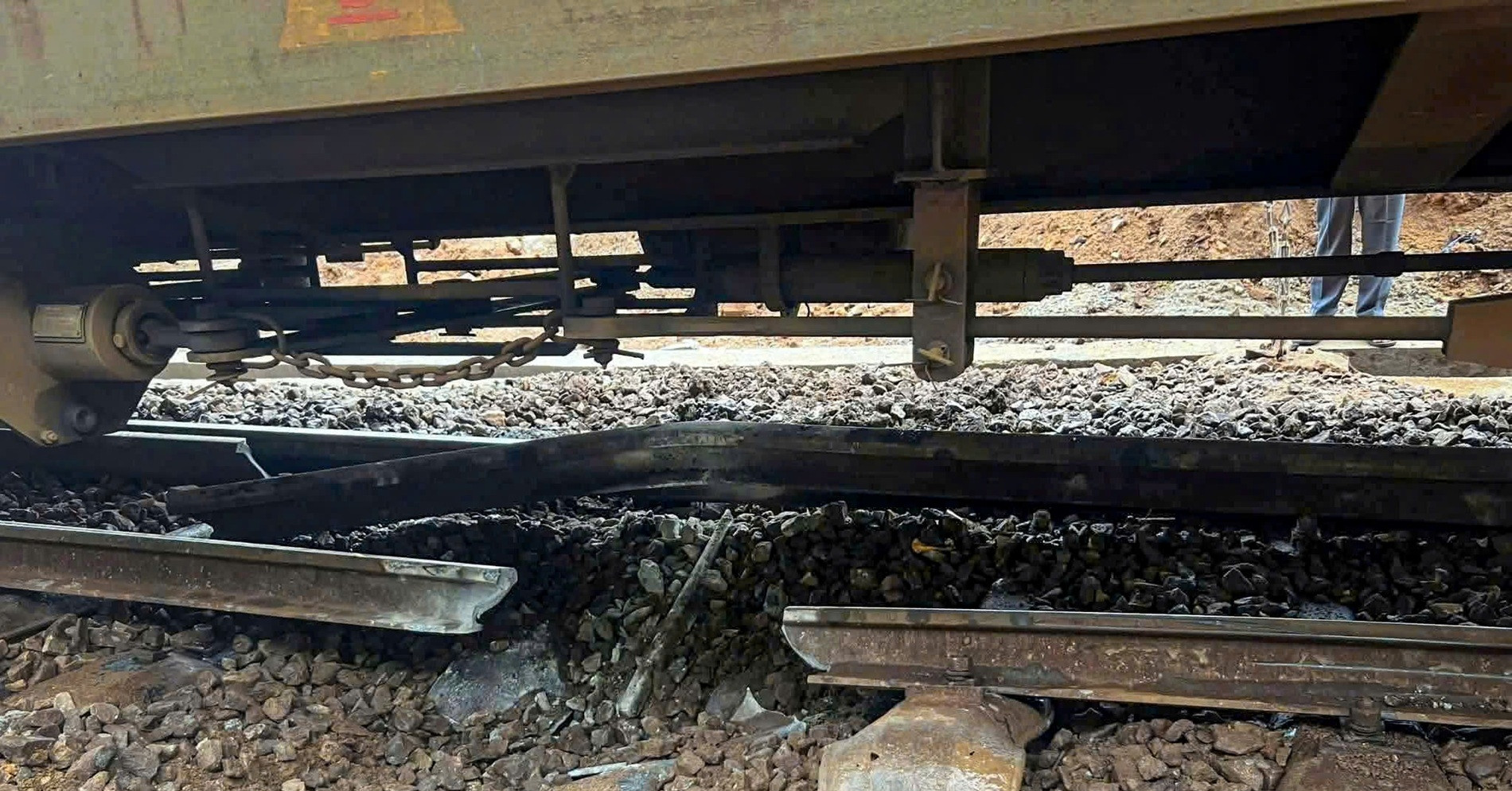 tau hang trat banh khi qua deo hai van duong sat bac nam gian doan 512