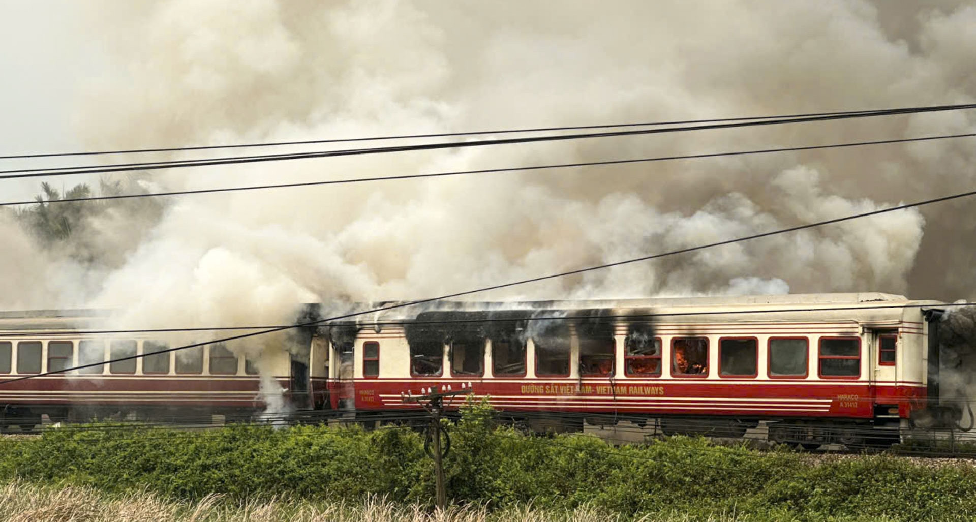 tau khach hai phong ha noi bat ngo chay ngun ngut 2 toa bi thieu rui 1429