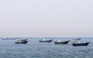tau thuyen tren eo bien Hormuz reu