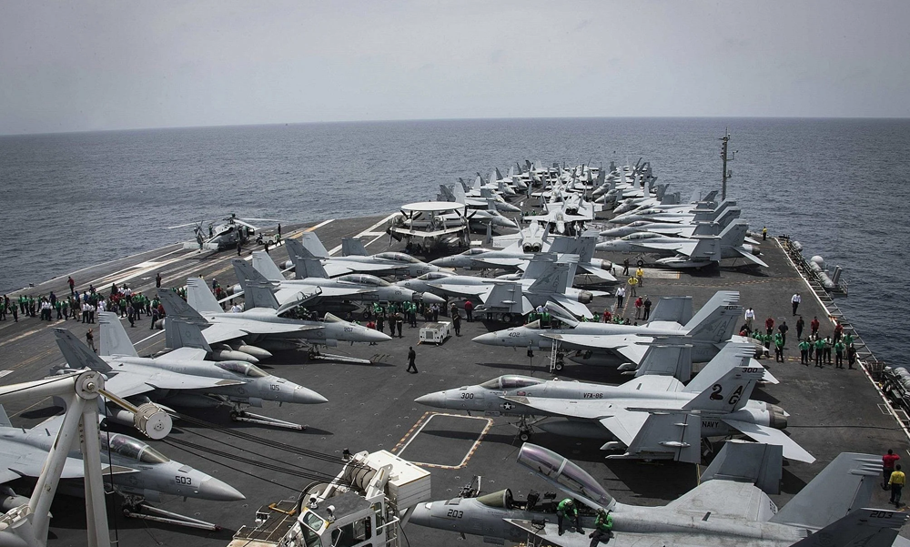 tau san bay lop nimitz uss abraham lincoln tren bien arab. ap