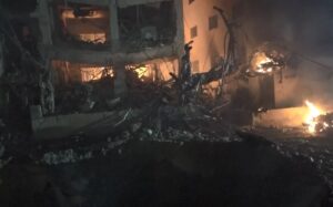 Ông Trump nhắc lại tối hậu thư về Hormuz, Iran vẫn tuyên bố cứng rắn 1 ten lua Iran pha huy nha cua Israel nha cua Tel Aviv Israel trung ten lua Iran na ten lua vao Isra