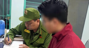 Thanh niên dùng điện thoại quay lén nhà vệ sinh nữ ở Hà Nội 1 thanh nien dung dien thoai quay len nha ve sinh nu o ha noi 2310