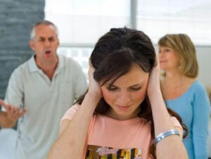 thay bo chong dung truoc phong chi giup viec len lau nuoc mat toi nga quy truoc su that 655