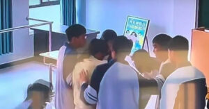 thay co giao loang choang roi lop 9 hoc sinh am tham di theo va kip thoi ho tro 2816