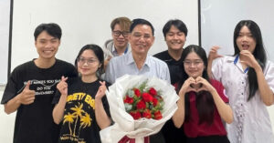 thay giao thuong binh la tien si o tuoi 73 roi nuoc mat trong buoi day cuoi 453