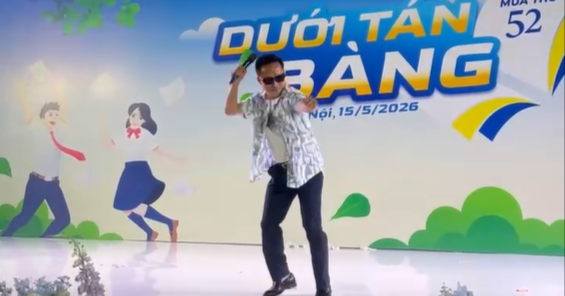 thay hieu truong nhay va hat cuc sung trong ngay truong thanh cua hoc sinh lop 9 964