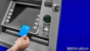 Thẻ ngân hàng bị nuốt? Chỉ cần làm ngay 1 bước này, máy ATM sẽ tự nhả thẻ 1 the ngan hang bi nuot chi can lam ngay 1 buoc nay may atm se tu nha the 134243