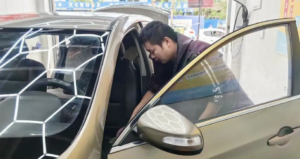 thoat chet nho nguoi la nguoi dan ong mo tiem rua xe mien phi de tra on 3064