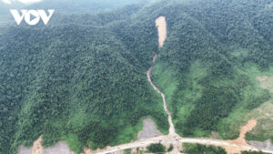 Tiếp tục cấm xe khách từ 9 chỗ ngồi trở lên đi trên cao tốc La Sơn - Hòa Liên 1 thoi tiet xau tuyen cao toc la son hoa lien co the sat lo gay mat an toan giao thong