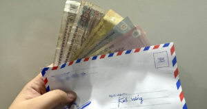 thong gia ngheo phung dieu 83000 dong kem mau giay nho nha trai nghen ngao 68dbb03eb83a44c999e1aae6c