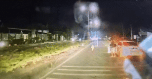 Thót tim bé gái băng ngang đường, ngơ ngác trước đầu xe ô tô ở TPHCM 1 thot tim be gai bang ngang duong ngo ngac truoc dau xe o to o tphcm 2824