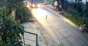 thot tim canh be 18 thang o phu tho chay ra duong lon giua dong xe lao vun vut 465