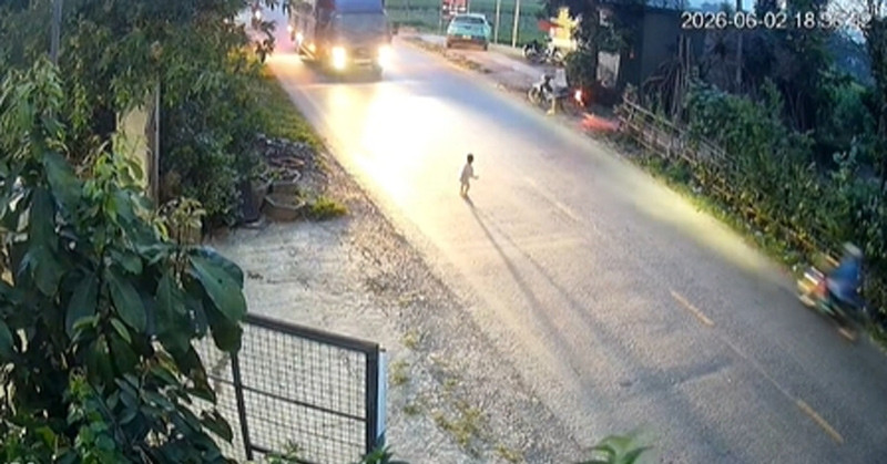thot tim canh be 18 thang o phu tho chay ra duong lon giua dong xe lao vun vut 465
