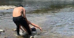 thot tim cuu song be trai lop 8 bi duoi nuoc 1984