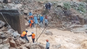 Thot Tim Hanh Trinh Dua Co Giao Mang Thai 37 Tuan Vuot Lu Du Den Co So Y Te 1937